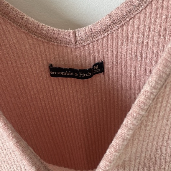 Abercrombie & Fitch V-Neck Tie Front Short Sleeve Top in Light Pink - Size: M - Picture 3 of 3